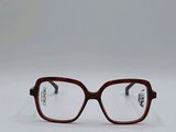 une paire de lunettes posée sur une surface blanche