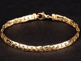 un bracelet en or sur fond noir