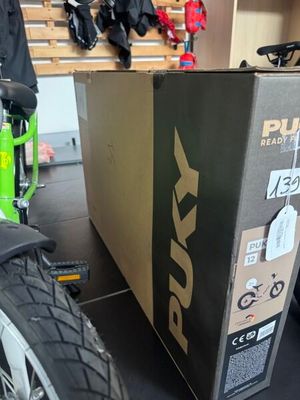 un vélo posé à côté d'un carton