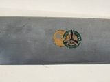 une bouteille argentée sur laquelle figure le logo de Star Trek