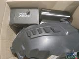 une boîte contenant un casque et d'autres objets