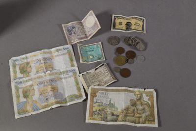 beaucoup d'argent et de pièces de monnaie sur la table