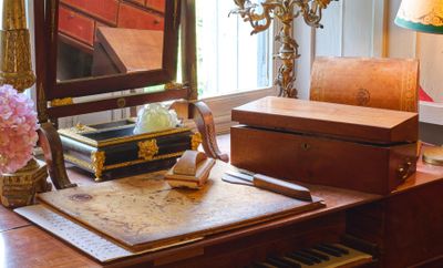 un bureau en bois sur lequel se trouvent un miroir et une boîte en bois