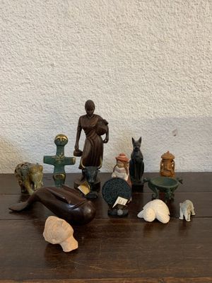 de nombreuses figurines posées les unes à côté des autres sur une table