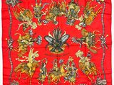 une image représentant un foulard en soie rouge orné d'un motif représentant un cheval et une calèche