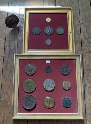 une photo d'une photo représentant une collection de pièces de monnaie éparpillées sur le sol