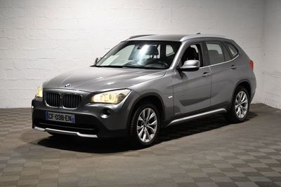 une photo d'un SUV BMW argenté garé dans un garage