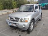 une photo d'un SUV argenté garé sur un parking