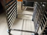 une étagère métallique sur laquelle sont posés plusieurs plateaux
