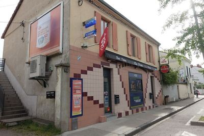 un immeuble sur le côté duquel est accrochée une enseigne