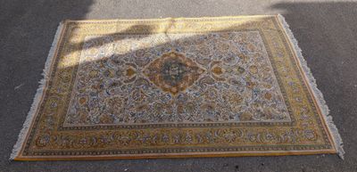 un tapis posé par terre au milieu de la rue