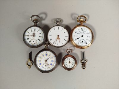 plusieurs types de montres de poche sont exposés sur une table