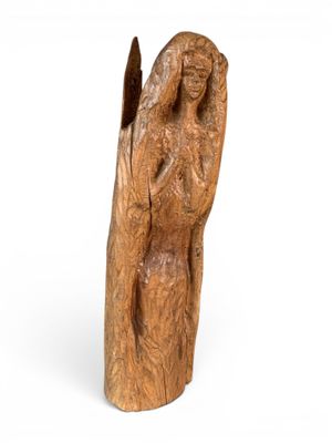 une image représentant une statue en bois d'un ange tenant un bébé dans ses bras