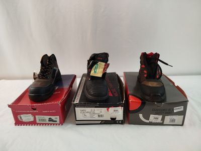 trois paires de chaussures noires et rouges posées sur des cartons