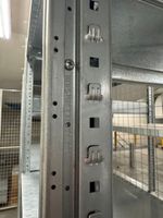 Un lot de 4 colonnes de rayonnage en acier galvanisé en très… (photo 4)