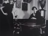 une vieille photo en noir et blanc représentant deux femmes dans un salon
