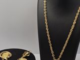 Ensemble collier et boucles d'oreilles en métal plaqué or, présenté dans un étui en velours noir