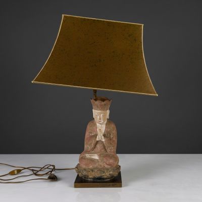 an image of a lamp that is sitting on a table