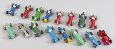 de nombreuses petites voitures miniatures alignées sur une surface blanche