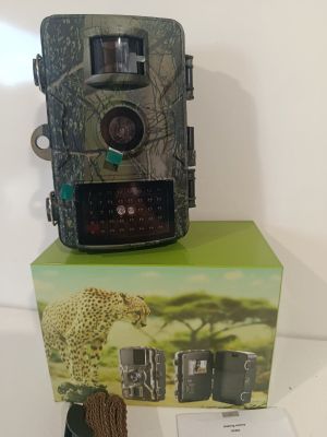 L'appareil photo est posé sur la boîte, sur la table.