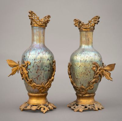 paire de vases anciens décorés de peinture émaillée dorée et bleue