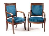 une paire de chaises anciennes avec un revêtement bleu, revêtement bleu, revêtement bleu, revêtement bleu, revêtement bleu, revêtement bleu, revêtement bleu, revêtement bleu, revêtement