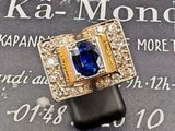 l'image d'une bague contenant une pierre bleue