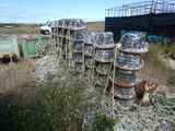 un gros tas de conteneurs métalliques posés par terre