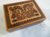 une petite boîte en bois ornée d'un motif décoratif