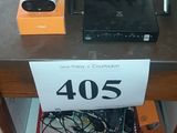 une table sur laquelle se trouvent de nombreux appareils électroniques