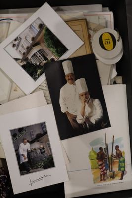 de nombreuses photos d'un homme portant une toque de chef, dans une boîte noire