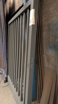 une photo d'un portail appuyé contre un mur