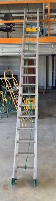 une échelle posée au milieu d'un garage