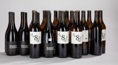 six bouteilles de vin sont alignées sur une table