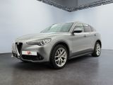 un SUV Alfa argenté garé à l'intérieur d'un immeuble