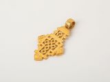 un pendentif plaqué or orné d'une croix