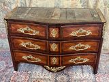 une commode en bois ornée de motifs dorés