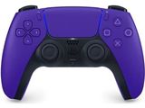 un gros plan d'une manette violette sur fond blanc