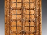 une vieille armoire en bois avec deux portes au milieu