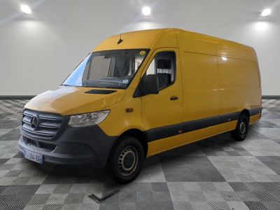 La camionnette jaune est garée sur le sol à damier du garage.