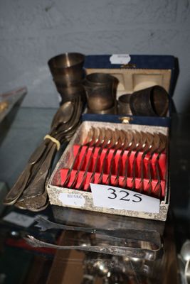 une boîte contenant des couverts, posée sur une table en verre