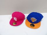 deux casquettes des Yankees de New York posées sur une table blanche