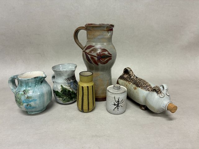 Lot de diverses céramiques. Pot, vases, bouteille en forme de coc