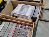 une boîte remplie de CD posée par terre