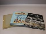 deux livres posés sur une table