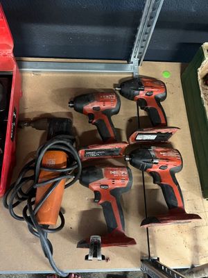 un grand nombre d'outils posés sur une table
