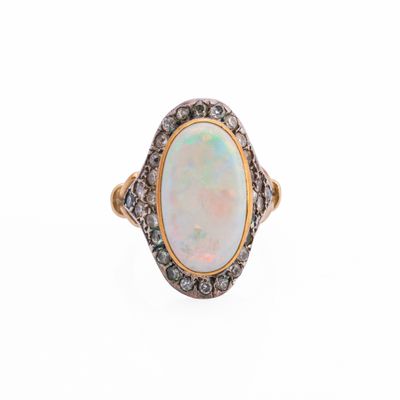 Bague en opale et diamant Un cabochon ovale mesurant environ… - Photo 1
