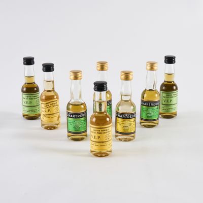 un ensemble de petites bouteilles contenant différents types d'alcool