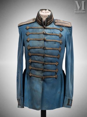 une veste militaire bleue sur un mannequin, un mannequin, un mannequin, un mannequin, un mannequin, un mannequin, un mannequin, un mannequin, un mannequin, un mannequin, un mannequin, un mannequin, un mannequin, un mannequin, un mannequin, un mannequin, un mannequin, un mannequin, un mannequin, un mannequin, un mannequin, un mannequin, un mannequin, un mannequin, un mannequin, un mannequin, un mannequin, un mannequin, un mannequin, un mannequin, un mannequin, un mannequin, un