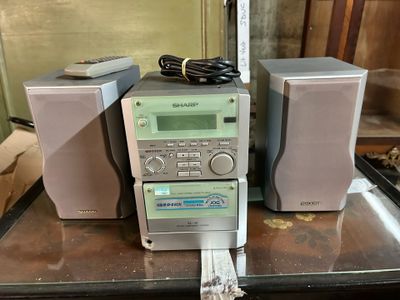 une radio posée sur une table